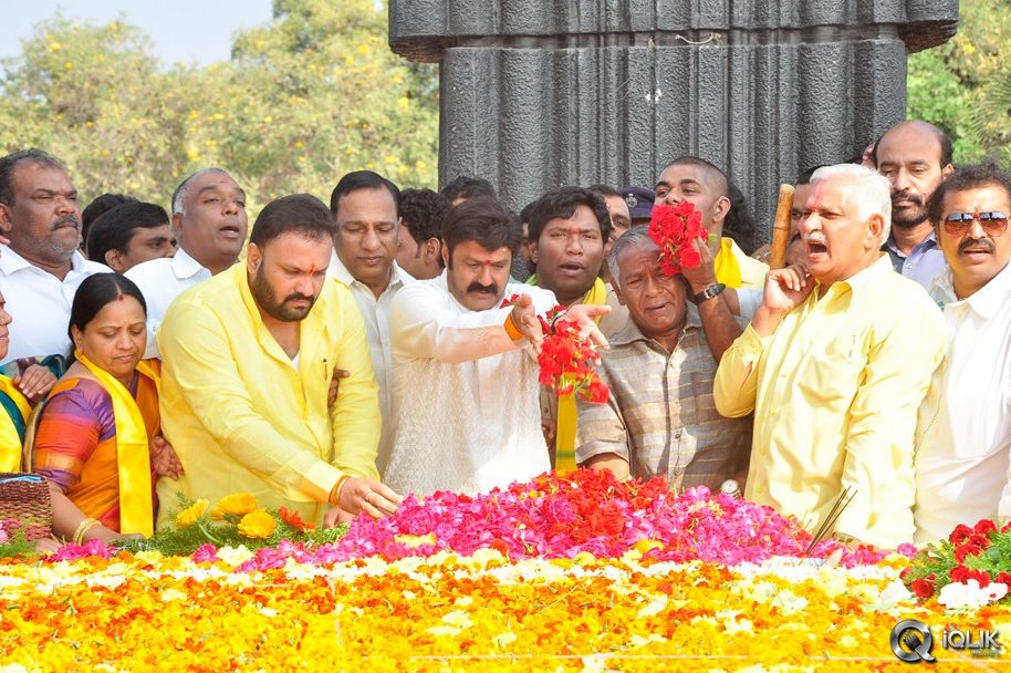 NTR-Family-Visit-to-NTR-Ghat-2016